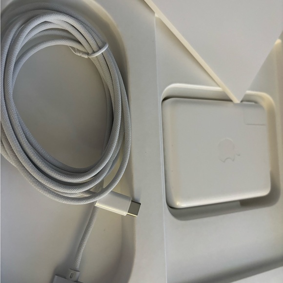 MacBook Pro 2022 16” 16gb, 1TB, M1 Pro 10 Core GPU - Picture 9 of 9